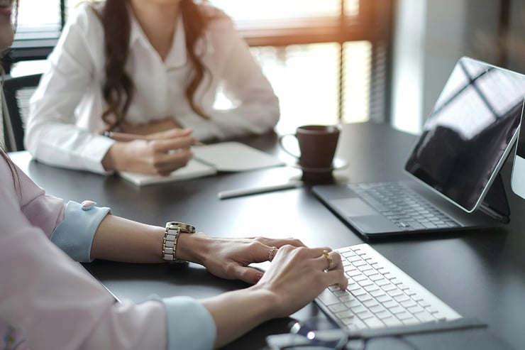 Two lawyers meeting with their devices, collaborating on a case, demonstrating the efficiency and convenience of using reliable IT support for seamless teamwork and secure data access.