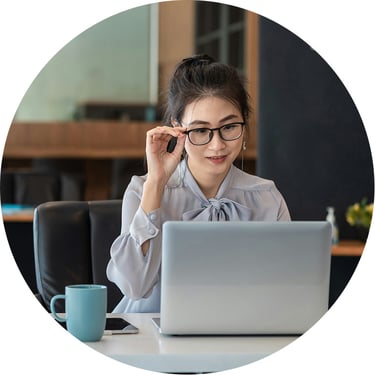 Employee at a mid-sized bank using her device to access Microsoft 365 productivity apps and get work done.