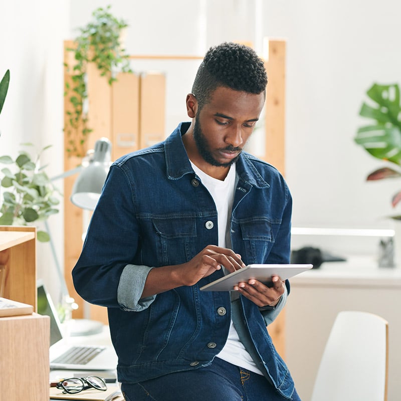 Picture of employee effortlessly accessing workload applications from home thanks to the capabilities offered with Microsoft Entra ID Governance's lifecycle identity and access management solution—ensuring seamless access and enhancing efficiency and security